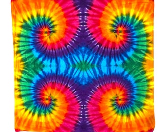 Può includere: Un bandana tie-dye colorato con un motivo a spirale in tonalità di rosso, arancione, giallo, verde, blu, viola e nero.