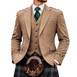 Puede incluir: Un traje de tres piezas de tweed marrón, con chaqueta y chaleco a juego, combinado con una falda escocesa tradicional a cuadros verdes y azules. Una sporran de piel con borlas cuelga de la cintura. El conjunto incluye una camisa blanca y una corbata a cuadros verdes.