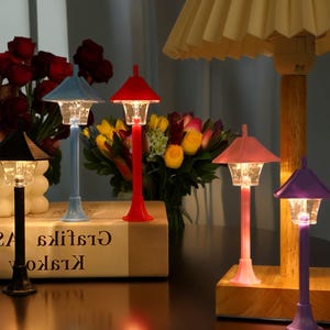 Farola pequeña en miniatura, farola a escala 1:12, accesorios para casa de muñecas, minijuguetes para niños, farola para casa de muñecas, lámpara de pie en miniatura
