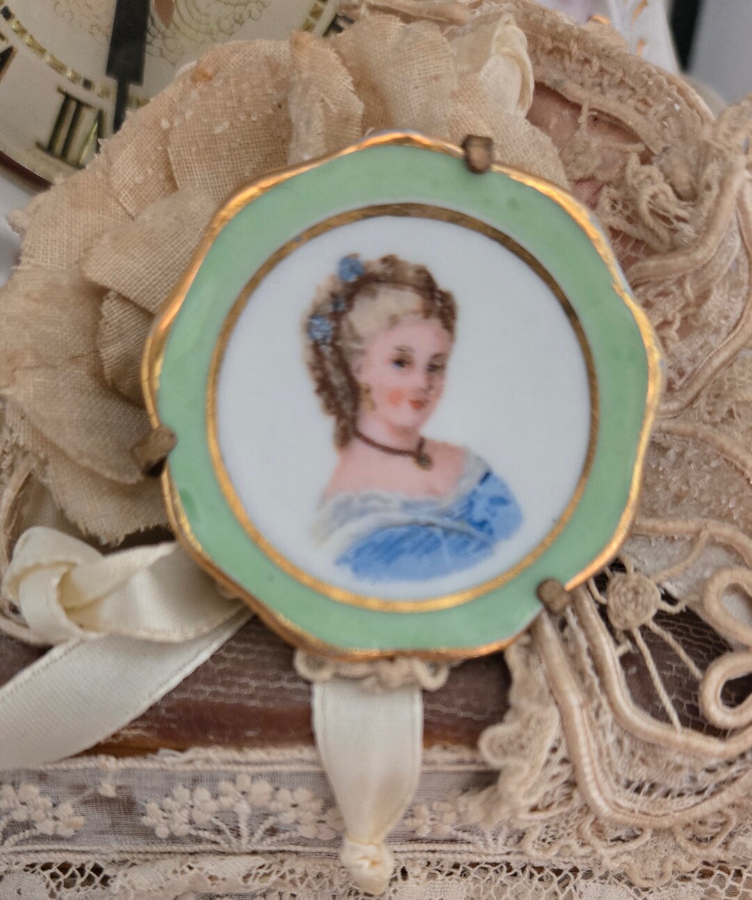 Broche Médaillon Porcelaine De Limoges - Scène Romantique, Laiton Doré | Bijou Ancien Occasion