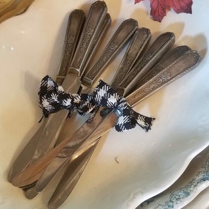 Gorgeous Vintage Art Deco Wm & Rogers Dinner Knives image 1