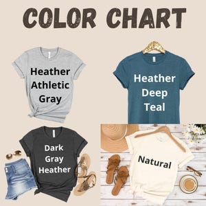 Pu&ograve; includere: Tabella dei colori con quattro magliette di diversi colori: Heather Athletic Gray, Heather Deep Teal, Dark Gray Heather e Natural. Ogni maglietta &egrave; mostrata con il suo nome di colore in grassetto bianco. Sono presenti anche accessori come sandali e occhiali da sole.