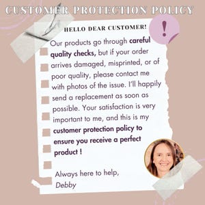 Pu&ograve; includere: Una politica di protezione del cliente &egrave; visualizzata su uno sfondo beige. Il testo recita "HELLO DEAR CUSTOMER!" seguito da una spiegazione dettagliata della politica. Una foto di una donna sorridente &egrave; nell'angolo in basso a destra. Il testo &egrave; scritto a mano.