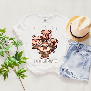 Espera, estoy sobreestimulado. Linda camiseta gráfica de cerdo, divertida camiseta de animal para niños, divertido regalo para cumpleaños, ropa informal.