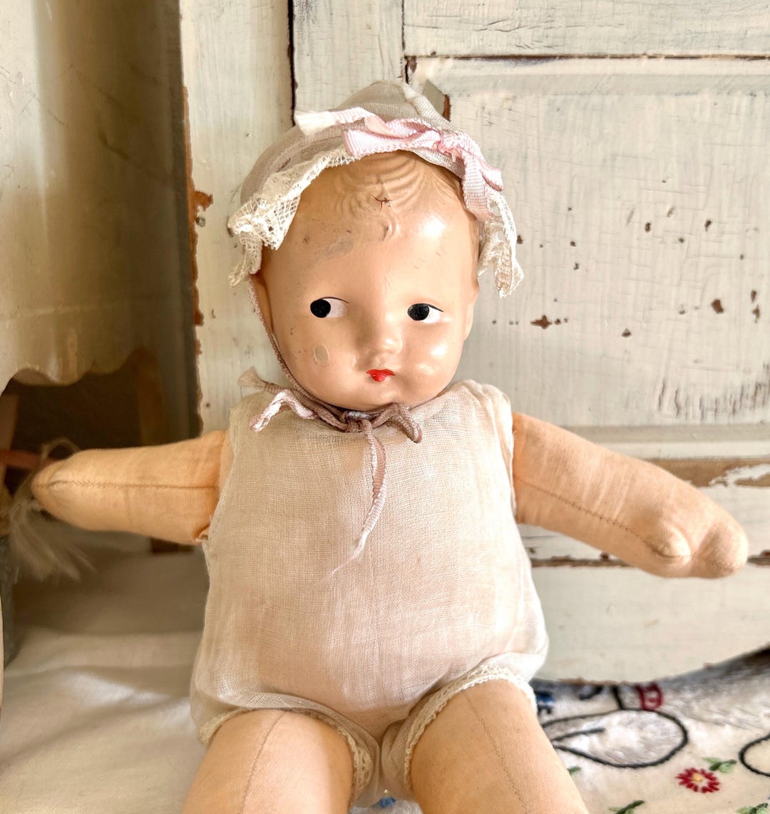 Vintage 1930s Baby Doll Composition Head Cloth Body Side Glancing