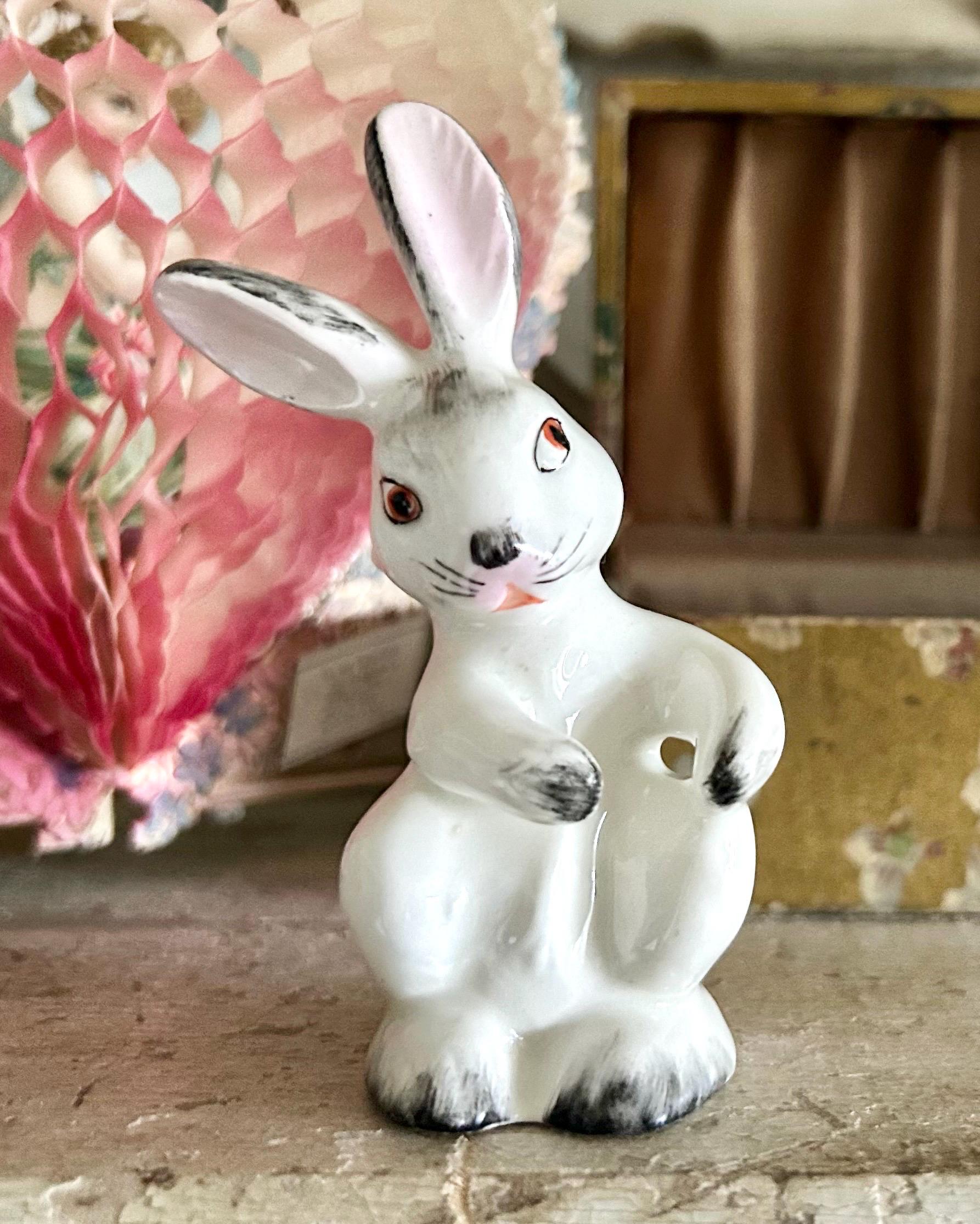 Goebel Lapin annuel 2024 avec Fleur de Magnolia, fabriqué en Porcelaine génoise, Dimensions : 9 x 7 x 9 cm, 66 845 68 1