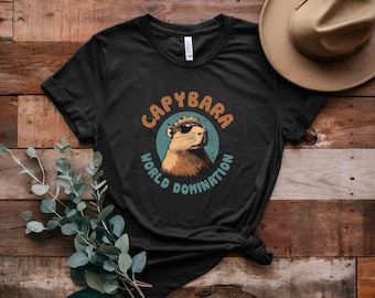 Maglietta Capybara World Domination / Maglietta con meme di animali divertenti / Top in cotone unisex / Regalo eccentrico per gli amici / Abbigliamento casual unico