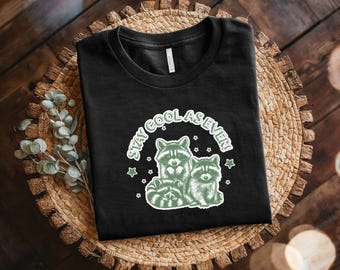 Maglietta Stay Cool As Ever / Maglietta con stampa di un simpatico procione / Top unisex in cotone / Regalo perfetto per amici e amanti degli animali, Maglietta grafica divertente, Casual