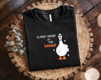 Maglietta Classy Goose On The Loose / Maglietta Fancy Goose unica / Divertente maglietta unisex in cotone / Regalo perfetto per gli amici / Completo casual, corto