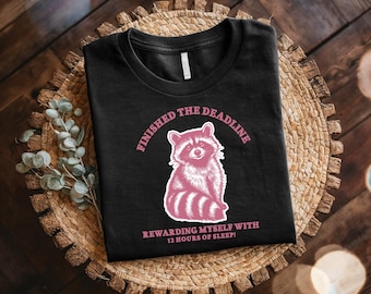 Adorabile maglietta con procione, maglietta per festeggiare la scadenza, top unisex in cotone, regalo perfetto per gli amanti del sonno, abbigliamento casual