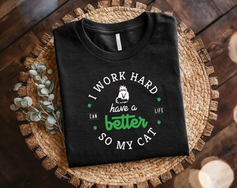 Maglietta "Lavoro duro affinché il mio gatto possa avere una vita migliore", maglietta unisex per amanti dei gatti, maglietta con citazione divertente sui gatti, regalo per proprietari di gatti, regalo per mamma e papà di gatti