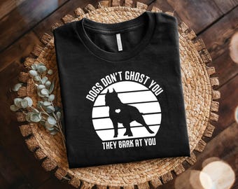 Maglietta "I cani non si comportano come fantasmi, ti abbaiano contro" / Regalo perfetto per gli amici / Abbigliamento casual, Maglietta in cotone, Regalo per il proprietario di un cane, Maglietta grafica divertente