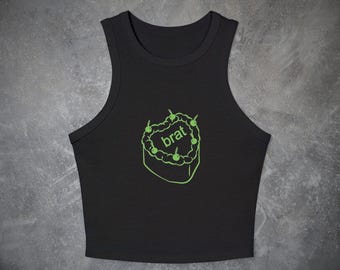 Brat Meme レーサータンクトップ - Brat サマーチェリーケーキ Y2K スタイル ベビーTシャツ ライムグリーンアップル おもしろTシャツ レイブ クロップトップ Tシャツ ギフト