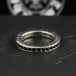 Anillo de plata 925 con forma de cruz y letras de circonita negra estilo gótico cromado, estilo Y2K, regalo de cumpleaños