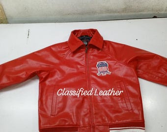 Handgemaakt rood rundleer Avirex-jack - gepersonaliseerde iconische stijl