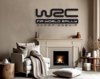 Puede incluir: Una sala de estar beige con una chimenea y un sillón cómodo. La pared sobre la chimenea tiene un logotipo en blanco y negro que dice "WRC FIA World Rally Championship".