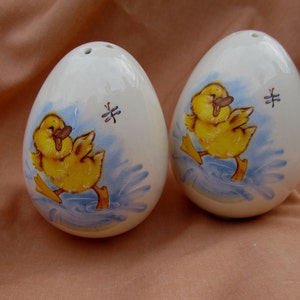 Salt and Pepper Shakers CERAMIC Egg/ Vintage Salt and Pepper Shakers/ S&P with Splashing Baby Duck/Easter image 5