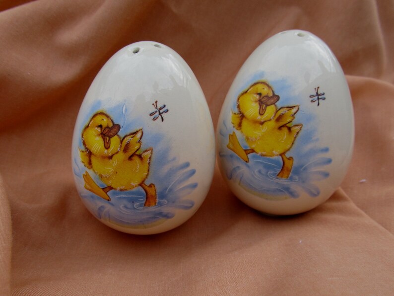 Salt and Pepper Shakers CERAMIC Egg/ Vintage Salt and Pepper Shakers/ S&P with Splashing Baby Duck/Easter image 5