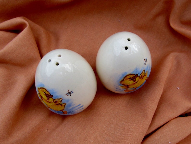 Salt and Pepper Shakers CERAMIC Egg/ Vintage Salt and Pepper Shakers/ S&P with Splashing Baby Duck/Easter image 3