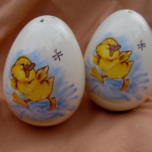 Salt and Pepper Shakers CERAMIC Egg/ Vintage Salt and Pepper Shakers/ S&P with Splashing Baby Duck/Easter image 1