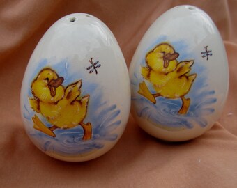 Salt and Pepper Shakers CERAMIC Egg/ Vintage Salt and Pepper  Shakers/ S&P with Splashing Baby Duck/Easter