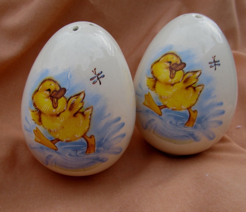 Salt and Pepper Shakers CERAMIC Egg/ Vintage Salt and Pepper Shakers/ S&P with Splashing Baby Duck/Easter image 1