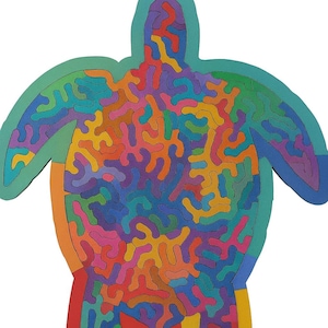 Puede incluir: Un colorido rompecabezas de tortuga de madera con un diseño abstracto vibrante. Las piezas del rompecabezas son de varios colores, incluyendo azul, verde, amarillo, naranja y rosa. La forma de la tortuga tiene un contorno verde.