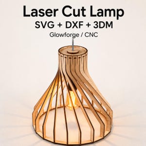 Puede incluir: Una lámpara de madera cortada con láser con un diseño en espiral de listones abiertos y una bombilla central. El texto superior dice Laser Cut Lamp, SVG + DXF + 3DM y Glowforge / CNC. La estructura está compuesta por paneles de madera clara.