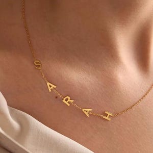 Collar con letras laterales personalizadas de oro de 14 quilates, perfecto para tu look diario, pieza de joyería elegante y atemporal