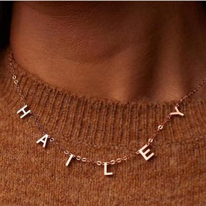 Collar de letras personalizado de oro de 14 quilates - Perfecto para su look diario - Pieza de joyería elegante y atemporal con las letras deseadas