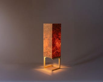 Lámpara de mesa de madera de madrano hecha a mano TULI