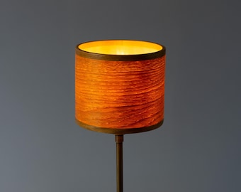 Lámpara de mesa TORNİ hecha a mano en chapa de roble con base de cobre antiguo