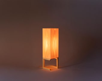 Lámpara de mesa de madera de pino hecha a mano TULI