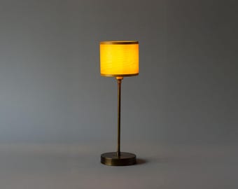 Lámpara de mesa TORNİ de chapa de pino natural con base de cobre antiguo