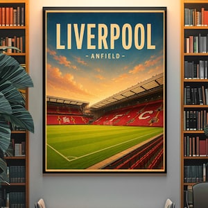 Può includere: Un poster rettangolare da parete che raffigura un vivace tramonto sullo stadio di Anfield a Liverpool. Il testo LIVERPOOL - ANFIELD - è stampato in grandi lettere chiare e in grassetto nella parte superiore. L'immagine mostra un campo verde e spalti rossi.