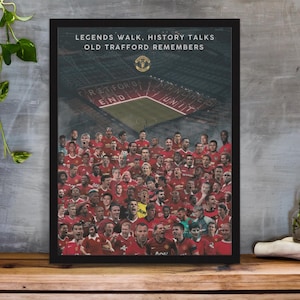 Puede incluir: Un póster enmarcado en negro con un collage de jugadores de fútbol del Manchester United. El póster tiene el texto "Legends Walk, History Talks, Old Trafford Remembers" en la parte superior. El póster presenta una vista aérea del estadio de Old Trafford en el fondo.