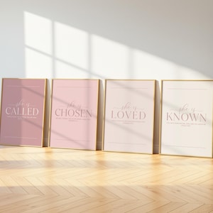 Puede incluir: Un letrero de madera rústica con el texto "Welcome to our home" en letras blancas. El letrero presenta un acabado envejecido y un diseño simple y acogedor, perfecto para la decoración de la puerta principal.