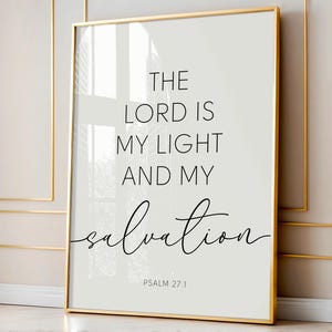 Könnte beinhalten: Ein weißer gerahmter Druck mit einem schwarz-weißen Textdesign. Der Text lautet "Der Herr ist mein Licht und meine Rettung" mit dem Schriftzitat "Psalm 27:1" darunter.
