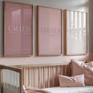 Called Chosen Loved druckbare Wandkunst, christliche Kinderzimmer Dekoration, Bibel-Vers-Set von 3, Blush Pink & Cream Schriftdrucke, Baby Mädchen Zimmer