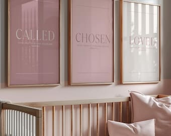Called Chosen Loved, decorazione murale stampabile per cameretta cristiana, set di 3 versetti della Bibbia, stampe delle Scritture rosa cipria e crema, cameretta per bambina