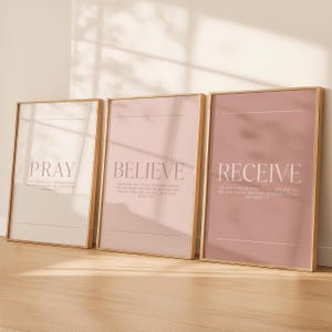 Pode incluir: Três impressões de arte emolduradas com as palavras "PRAY", "BELIEVE" e "RECEIVE" em um estilo minimalista. Cada impressão tem um fundo rosa e bege diferente com molduras douradas. As impressões também incluem versículos bíblicos.