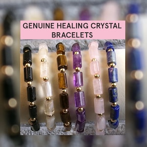 以下が含まれることがあります： ゴールドスペーサー付きのヒーリングクリスタルブレスレット6本。ブレスレットは、黒、白、タイガーアイ、アメジスト、ローズクォーツ、ラピスラズリで作られています。  GENUINE HEALING CRYSTAL BRACELETS