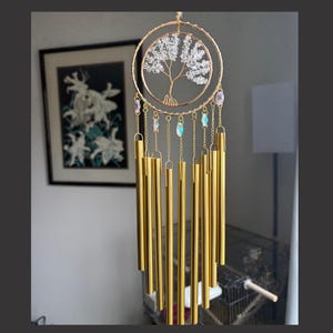 Puede incluir: Un letrero de madera hecho a mano con la palabra "Welcome" en una fuente juguetona. Presenta un fondo blanco desgastado y un marco marr&oacute;n oscuro, ideal para una puerta de entrada. El letrero mide aproximadamente 30 cm de ancho y 15 cm de alto.