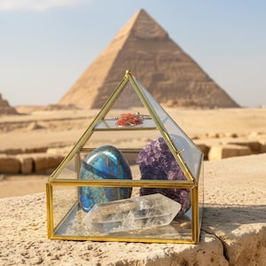 Vitrina de cristal piramidal – Latón y vidrio, geometría sagrada, limpieza de cristales, el latón es cobre y zinc, energizador de pirámide angular de Giza