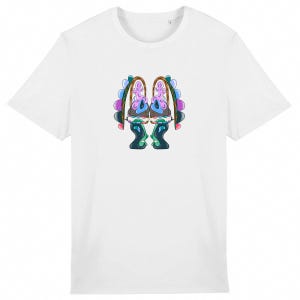 Pode incluir: T-shirt branca com um design abstrato e colorido. A obra de arte apresenta formas simétricas em tons de azul, rosa, verde e castanho. O design parece ser uma representação estilizada de duas figuras ou objetos.