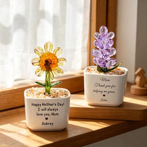 Può includere: Un set di tre tazze in ceramica con finitura opaca e macchiettata. Le tazze sono nei toni del crema, grigio chiaro e grigio scuro. Ogni tazza ha un design semplice e minimalista.