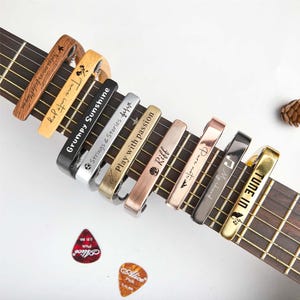 Personalisierte Metall-Gitarren-Kapo, benutzerdefinierte Holzmaserung Kapo für Ihn, einzigartiges Gitarrenzubehör, Vatertagsgeschenk für Musiker, Gitarristengeschenk