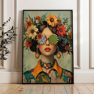 Pode incluir: Impressão de arte emoldurada com uma mulher com um adorno floral e óculos de sol estampados. Ela usa um top com estampa floral turquesa e laranja e um colar gargantilha combinando. A obra de arte tem um estilo vintage, com cores vibrantes e padrões ousados.