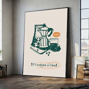 Op de afbeelding: Witte keramische mok met een zwart handvat en de tekst "But First, Coffee" in zwarte letters. De mok staat tegen een vage achtergrond, wat een gezellige omgeving suggereert.