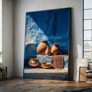 Quadro su tela con vasi rustici in terracotta, sfondo murale blu mediterraneo, decorazione tradizionale con vasi in argilla, decorazione per la casa in stile boho, testurizzato